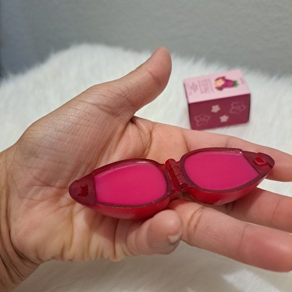 Avon Topsy Girls Strawberry Shape 2 Sides Same Red Color Lip Balm Gloss - Picture 6 of 10